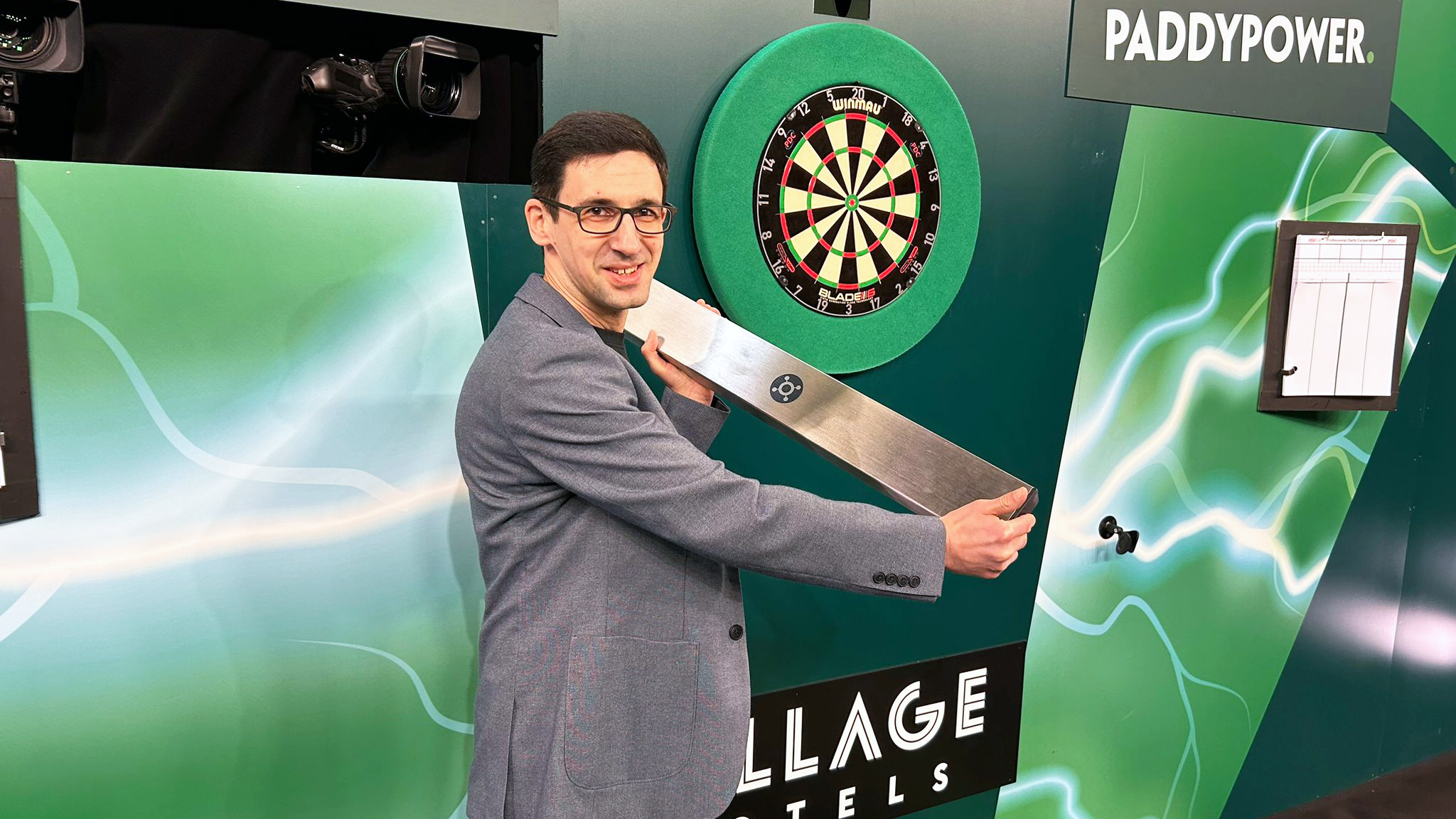 E.D.E.L. "F.R.I.T.T.E." Edelstahl Abwurfbalken für Dartspieler als transportables Oche – Bild 13
